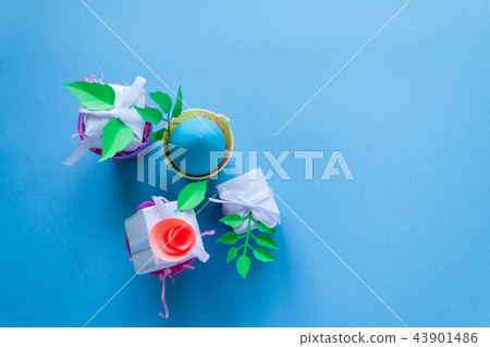 easter, blue egg and white gift with paper flower 43901486