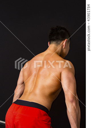 Men who train muscle Men who train muscle 43901784