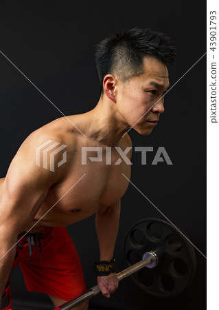 訓練肌肉的男人 訓練肌肉的男人 43901793