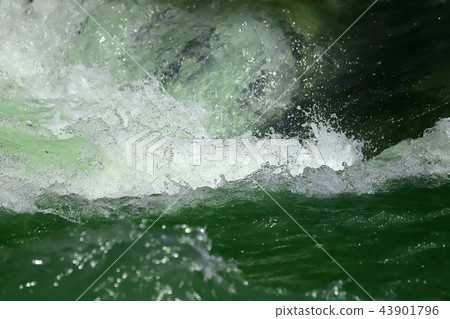 Mountain stream splashes 43901796