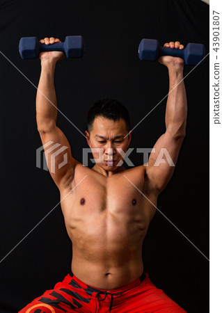 訓練肌肉的男人 訓練肌肉的男人 43901807