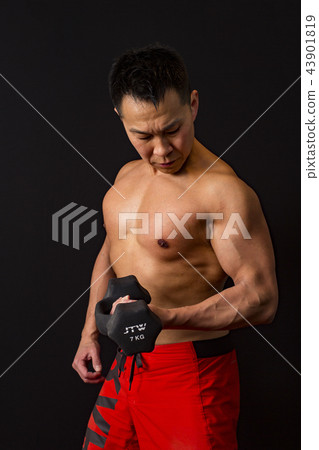 Men who train muscle Men who train muscle 43901819