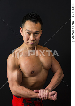 Men who train muscle Men who train muscle 43901840