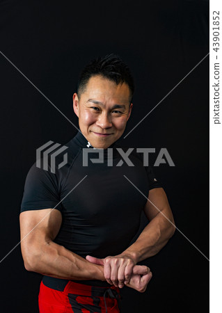 訓練肌肉的男人 訓練肌肉的男人 43901852