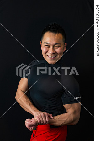 訓練肌肉的男人 43901854