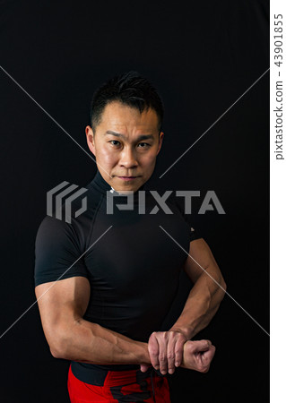 訓練肌肉的男人 訓練肌肉的男人 43901855