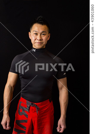 訓練肌肉的男人 訓練肌肉的男人 43901860