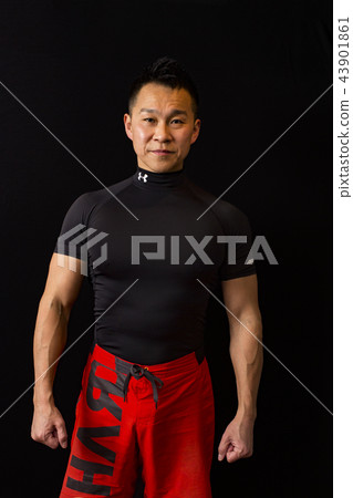 訓練肌肉的男人 43901861