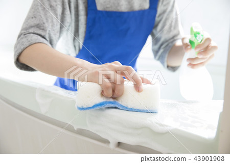 Bathroom cleaning 43901908