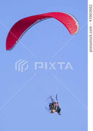 馬達滑翔傘Paramotor藍天垂直構圖 馬達滑翔傘Paramotor藍天垂直構圖 43903662