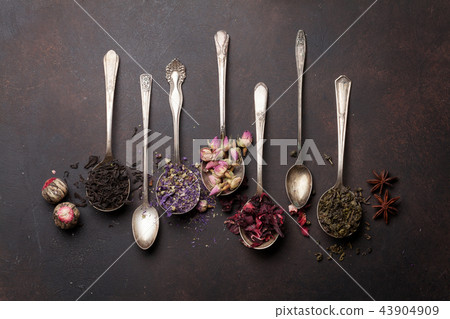 Various tea in spoons. Black, green and red tea Various tea in spoons. Black, green and red tea 43904909