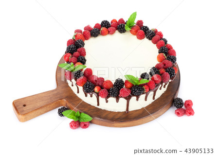 Cake with chocolate and berries 43905133