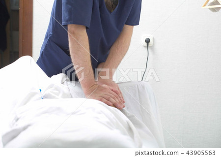 massage therapist makes a man a massage 43905563