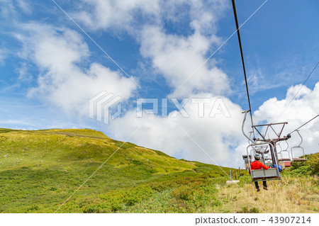 Green mountain and lift 43907214