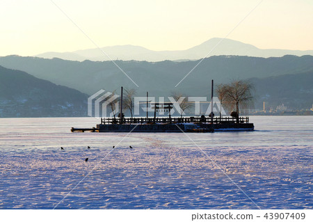 [Nagano Prefecture] At the time of the appearance of Hatsushima's "God Crossing", the scenery of Lake Suwa that formed ice 43907409