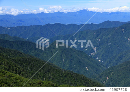 一條通往南阿爾卑斯山Mitsudake山的公路 一條通往南阿爾卑斯山Mitsudake山的公路 43907728