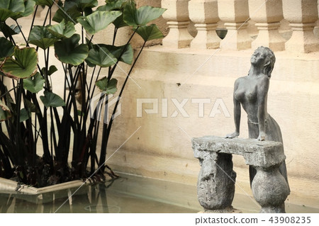 Vintage sculpture garden decoration Vintage sculpture garden decoration 43908235
