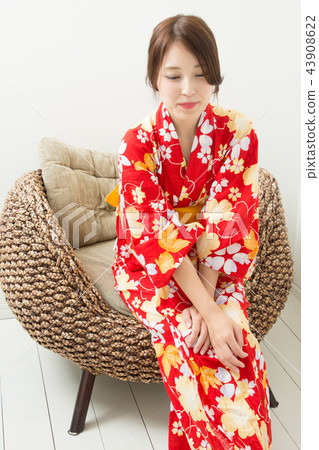 A woman in a sitting yukata 43908622