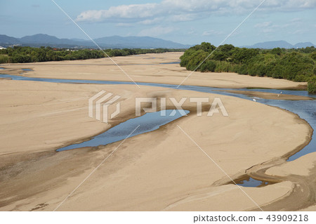 Aoi河在夏天從出雲市的瑞穗Ohashi看見 Aoi河在夏天從出雲市的瑞穗Ohashi看見 43909218