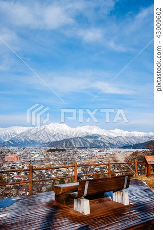 信州和大町市的冬季景色 信州和大町市的冬季景色 43909602