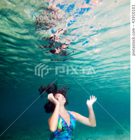 Woman underwater 43910101