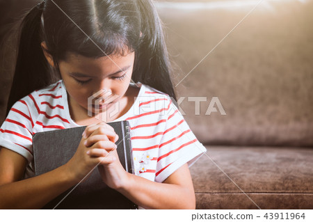 asian child girl closed her eyes and folded hand 43911964