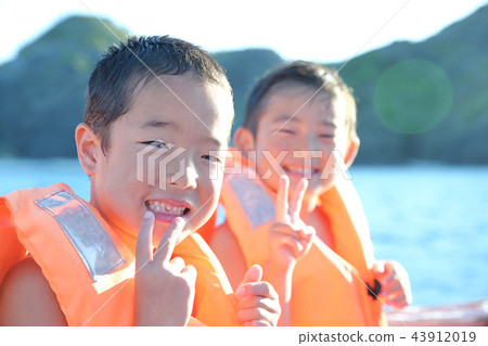 Children enjoying marine leisure Children enjoying marine leisure 43912019