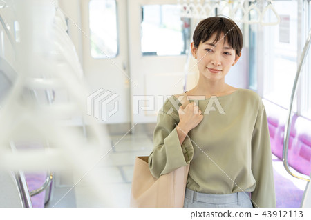 Commercial woman train commuting photography cooperation: Keio Electric Railway Co., Ltd. 43912113