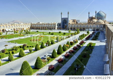 Imam Square in Iran's city of Esfahan 43912279