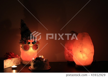 Rock salt lamp in the image of the birthday party 43912929