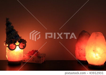 Rock salt lamp in the image of the birthday party 43912931