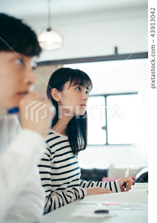 兩個人並排上課 43913042