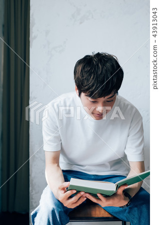 一個人讀一本書 43913043