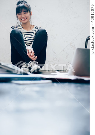 Female typing computer 43913079