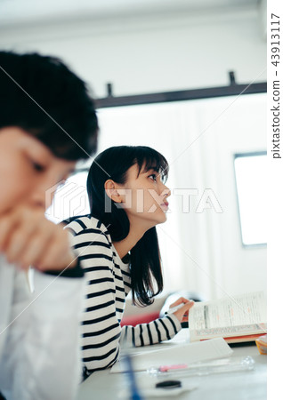 兩個人並排上課 43913117