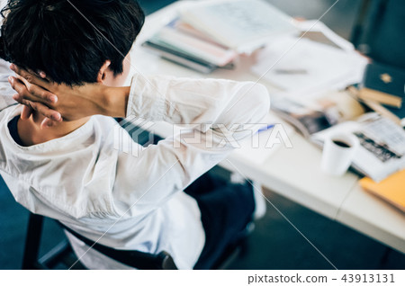 男人寫一份報告 43913131