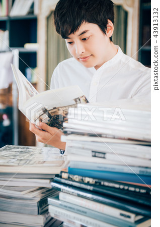 讀一本書的一個人在圖書館裡 43913132