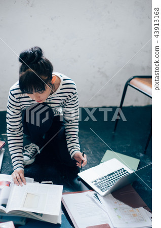 女性打字計算機 女性打字計算機 43913168