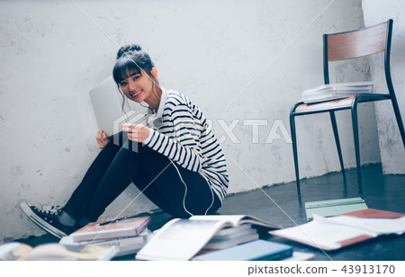 一個女人聽音樂 43913170