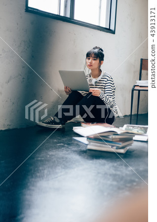 一個女人聽音樂 43913171