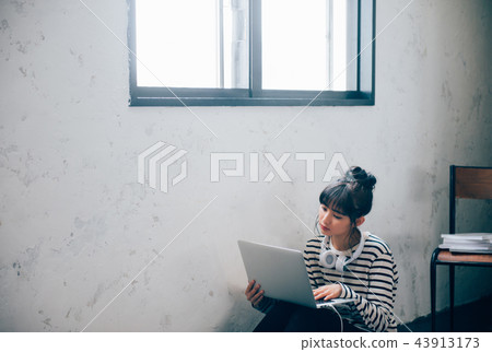 A woman listening to music 43913173