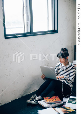 A woman listening to music 43913174