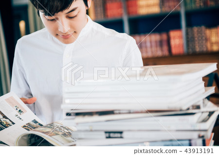 讀一本書的一個人在圖書館裡 讀一本書的一個人在圖書館裡 43913191