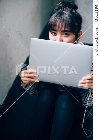 隱藏的計算機表面婦女 43913194