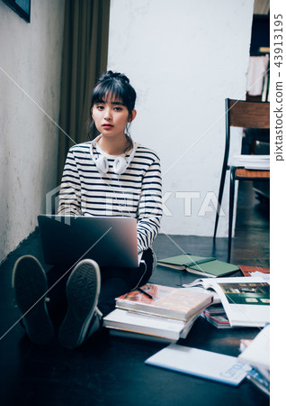 一個女人聽音樂 一個女人聽音樂 43913195