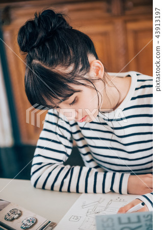 在圖書館學習的婦女 43913197