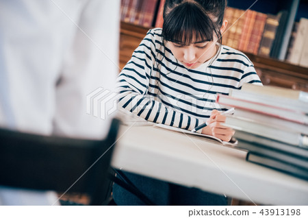 在圖書館學習的婦女 43913198