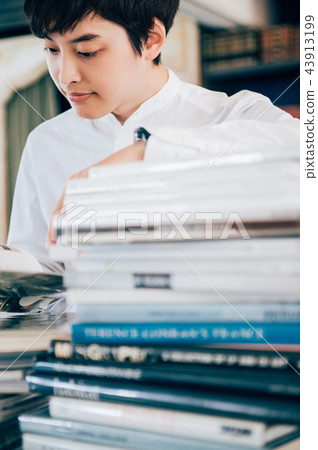 讀一本書的一個人在圖書館裡 讀一本書的一個人在圖書館裡 43913199