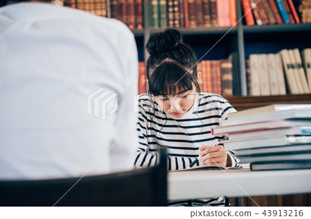 在圖書館學習的婦女 在圖書館學習的婦女 43913216