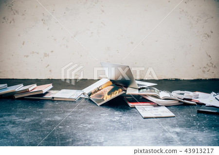 一本凌亂的書 43913217